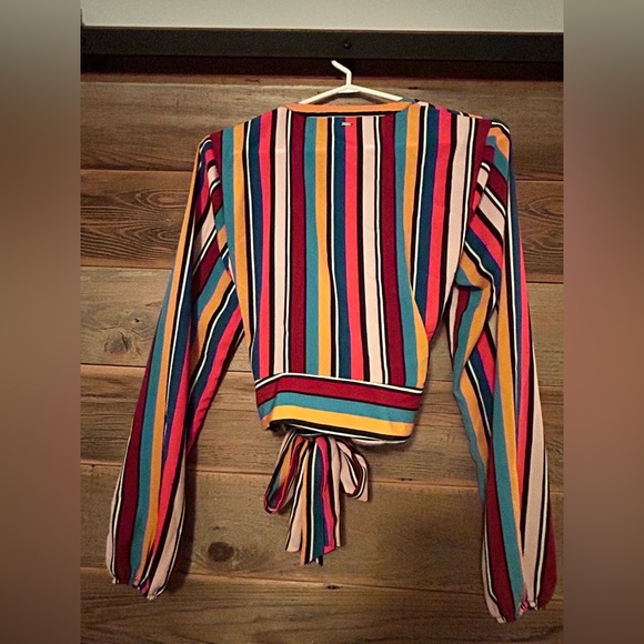 Guess Women’s Wrap Blouse – Size Small - Crop Style - Picture 3 of 5